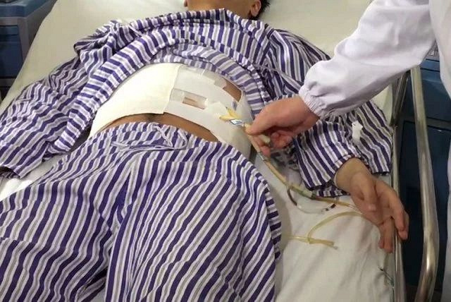 医护人员立即为范先生进行止血和修补手术.