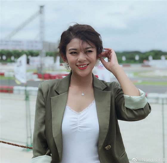 "蒋媛"近照曝光,以前太黑被吐槽,如今白到发光万人追