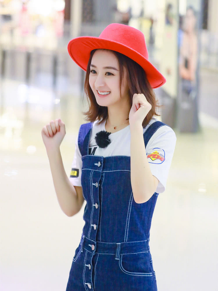 赵丽颖产后首现身,明明都是渔夫帽造型,风格却差这么