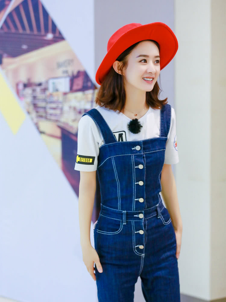 赵丽颖产后首现身,明明都是渔夫帽造型,风格却差这么