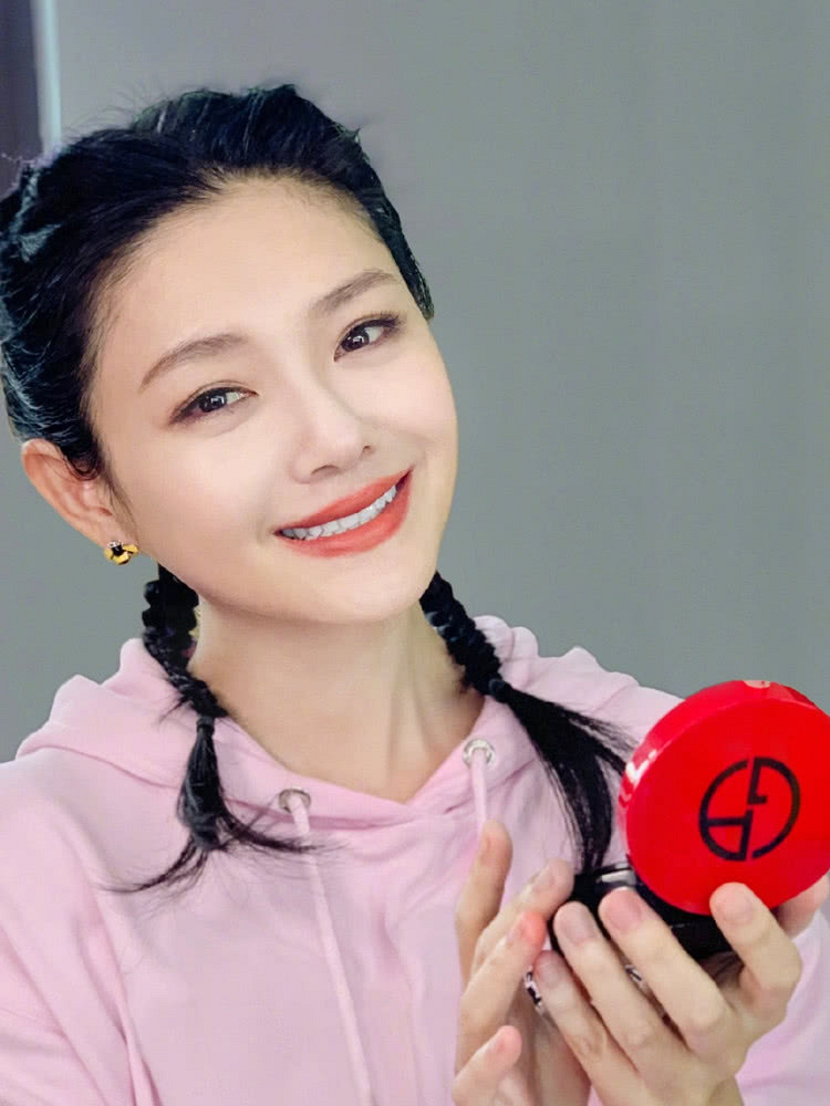 42岁大s减龄有一招,选对发型居然这么重