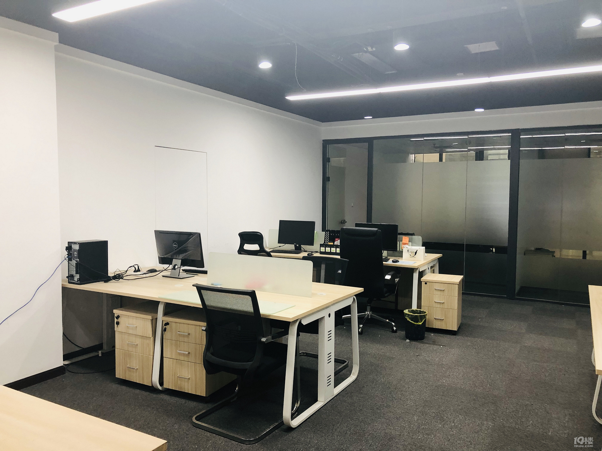 特价出租 西湖区8人靠窗精装办公室,可注册非中介费用全免