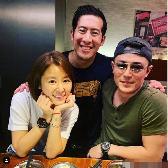 林心如晒老公视角美照,坐摩托车上捂嘴偷笑,故