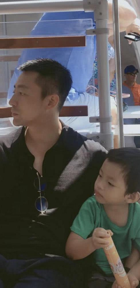 汪小菲罕见抱着儿子出镜一脸宠溺,3岁弟弟暴风抽高长相帅