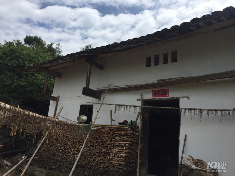 走進(jìn)績(jī)溪過(guò)暑假