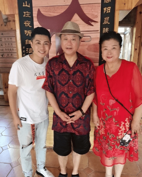 本山传媒晒《刘老根3》合照,赵本山范伟10年再同框,破不和传