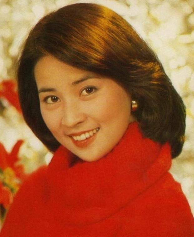 林凤娇罕见露面慈善活动,66岁依旧风韵犹存,现场却未与成龙同