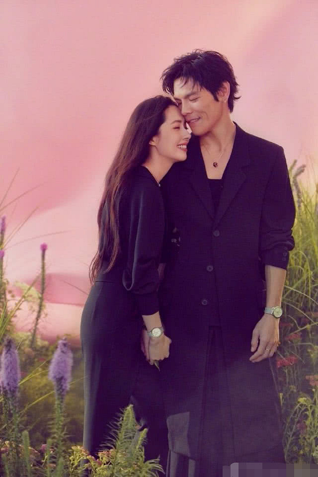 向佐郭碧婷最新时尚大片,小两口穿情侣装互动