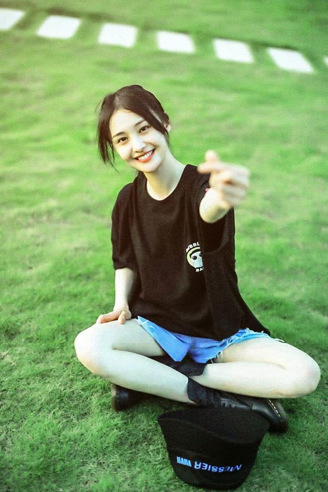 郑爽晒男友视角美照甜炸屏,甜美比心少女感十