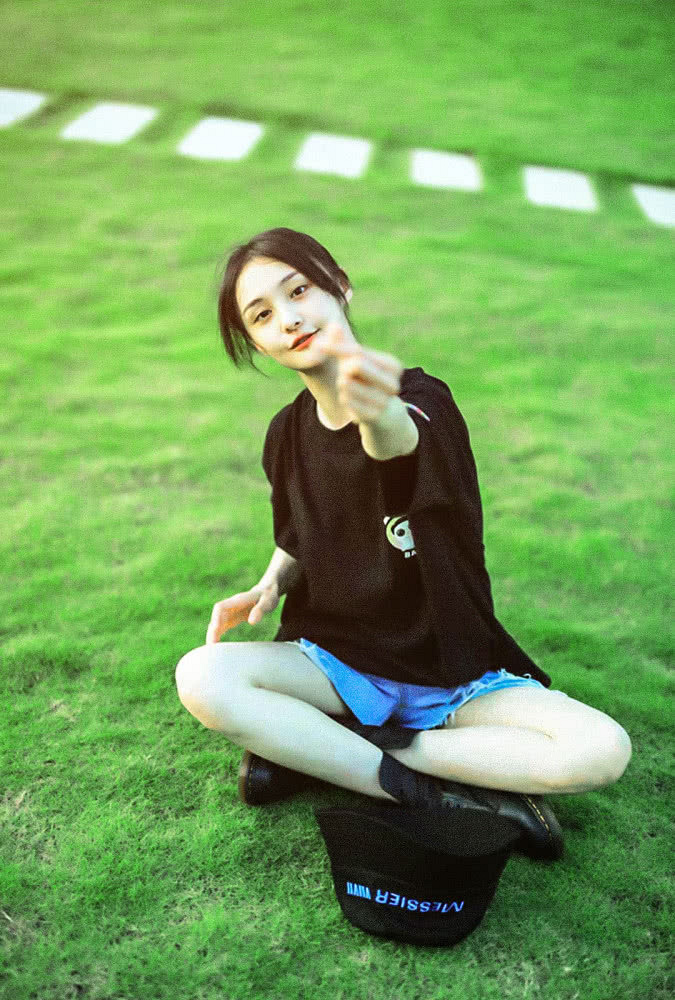 郑爽晒男友视角美照甜炸屏,甜美比心少女感十