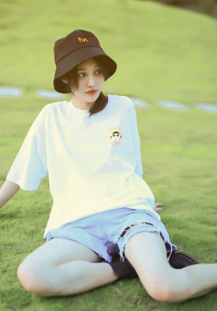 郑爽晒男友视角美照甜炸屏,甜美比心少女感十