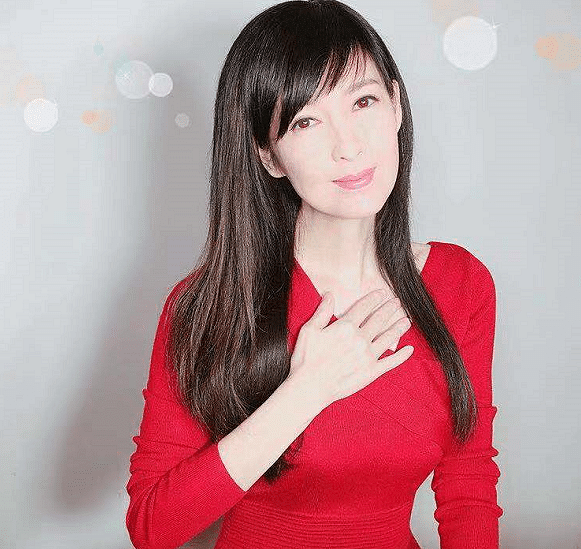 周慧敏曝光公演嘉賓,曬與其27年前舊照,力證顏值仍在美貌未衰