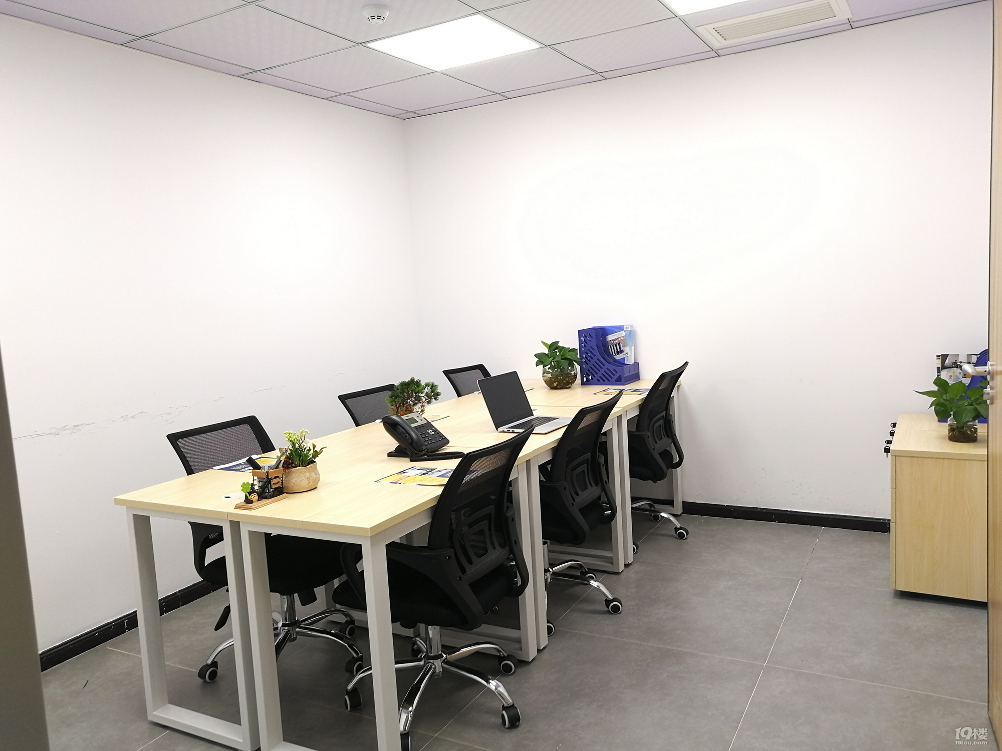 物业直租,实租办公室2至10个工位,月租金全包