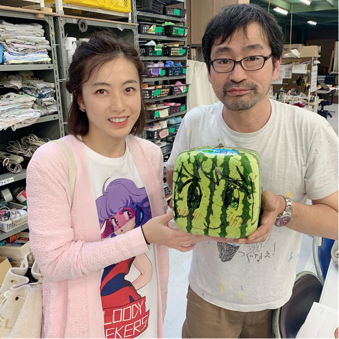 甘比暑假期间带子女探访日本画家,天常股份(300728)10岁女儿穿戴低沉很是乖