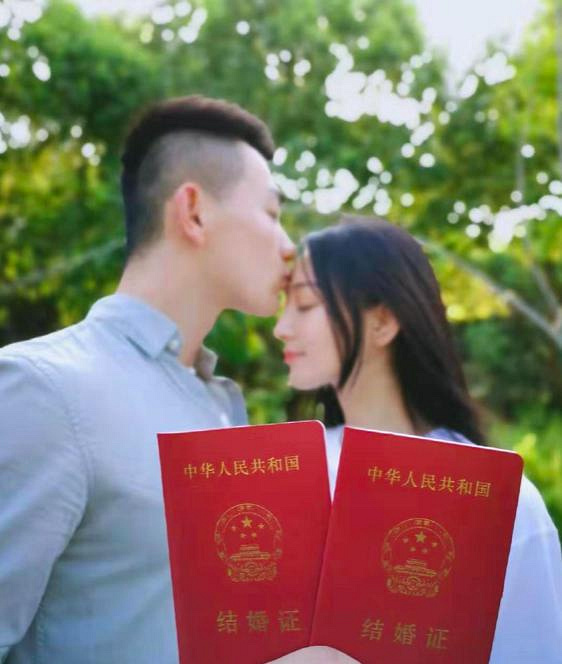 张馨予为军官老公庆生,成婚1周年甜美亲吻IPZ-589,何捷身段抢镜