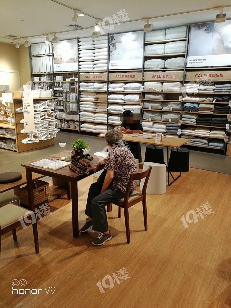 最近杭州温度很高,他们来这里避暑,有躺着的、