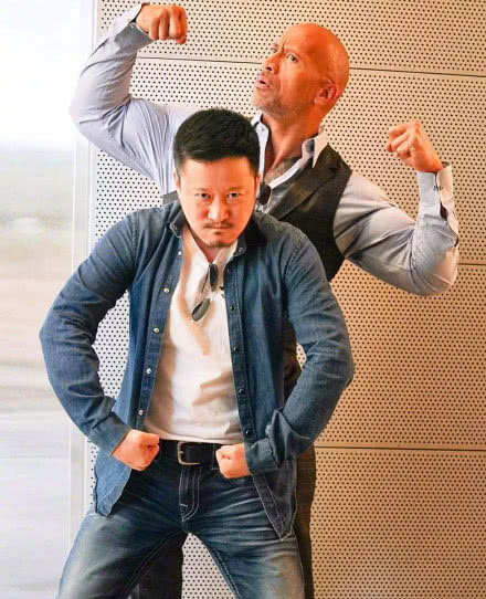 吴京带儿子游巴黎与粉丝合影难掩发达胸肌,吴