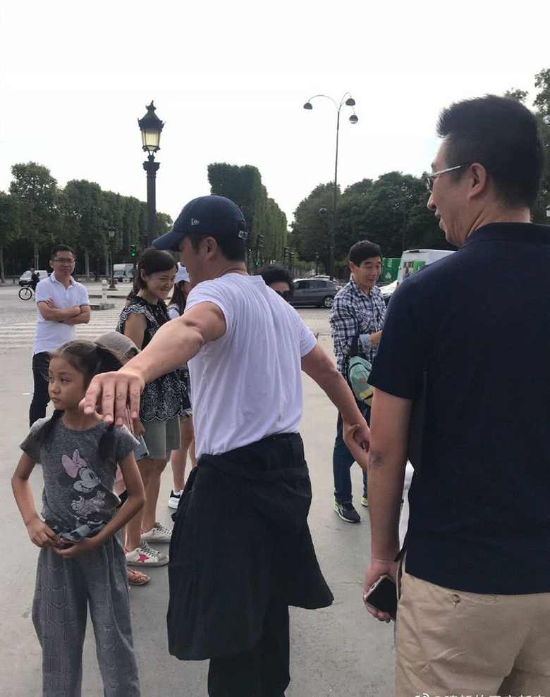 吴京带儿子游巴黎与粉丝合影难掩发达胸肌,吴