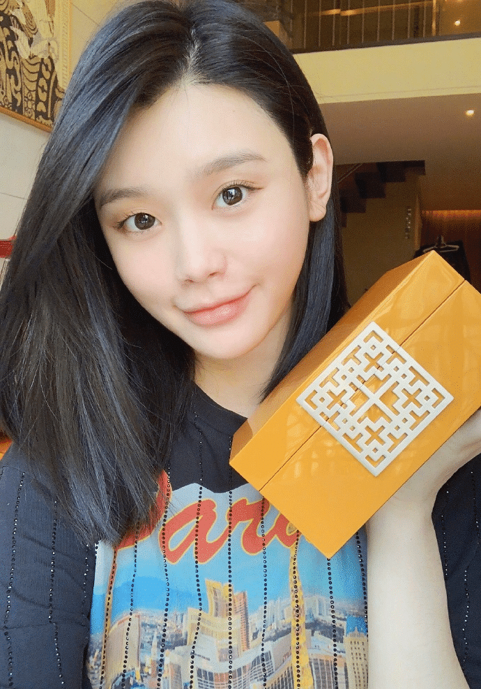 奚梦瑶婚后第一个七夕节晒照分享幸福,被指出