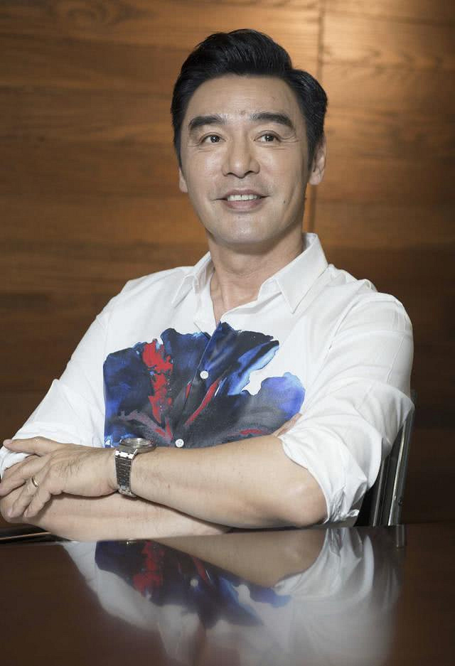 钟镇涛29岁长子为妹妹庆生罕见四兄妹同框,常年住美国依旧微