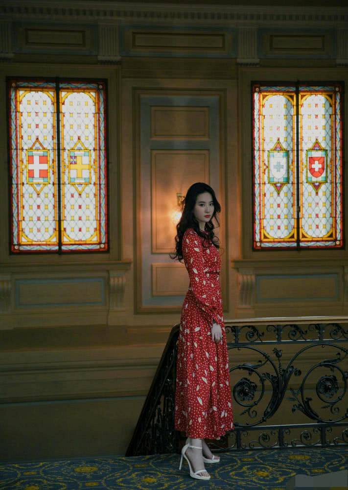 刘亦菲脚踩恨天高晒红裙照,霸气天仙攻化身冷艳女-八