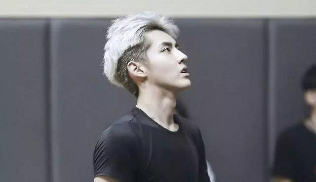 吴亦凡瘦身成功却被发际线抢镜,而立之年的他