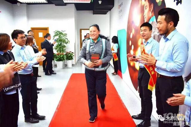 工体外醉酒姑娘险被4名老外架走！这位大姐一句话，镇住全场