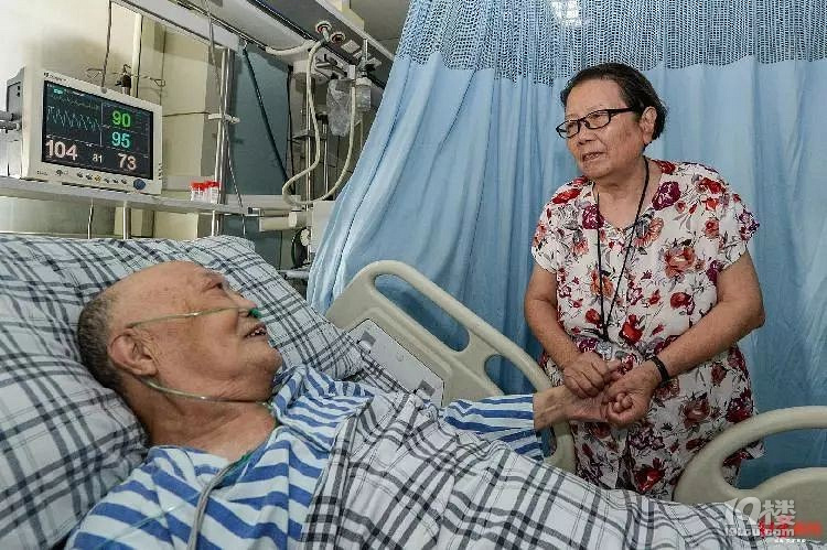 80岁大爷生命垂危,守在身旁的是初恋女同