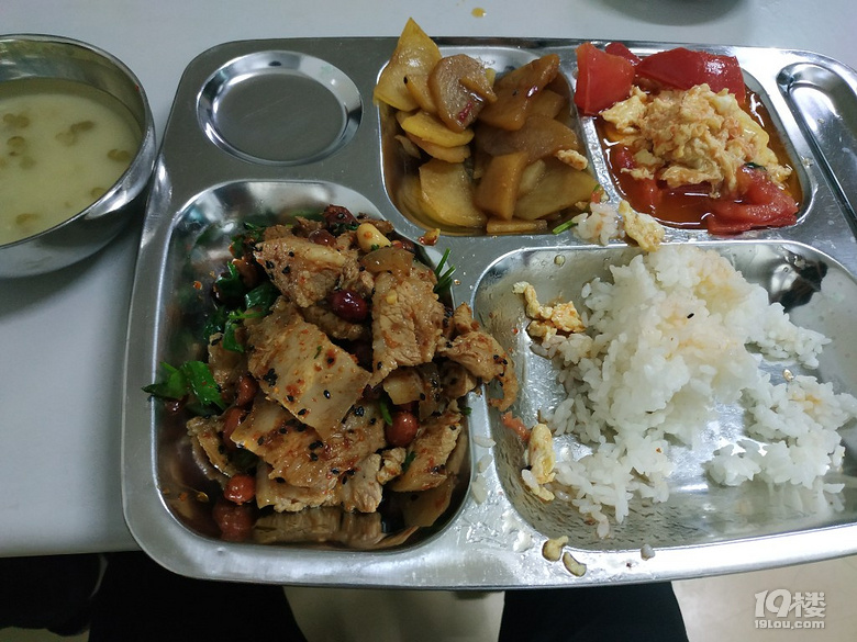 公司的工作餐还不错.