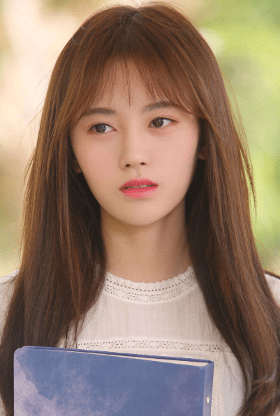 鞠婧祎素颜现身机场,看到路人镜头下的她,网友