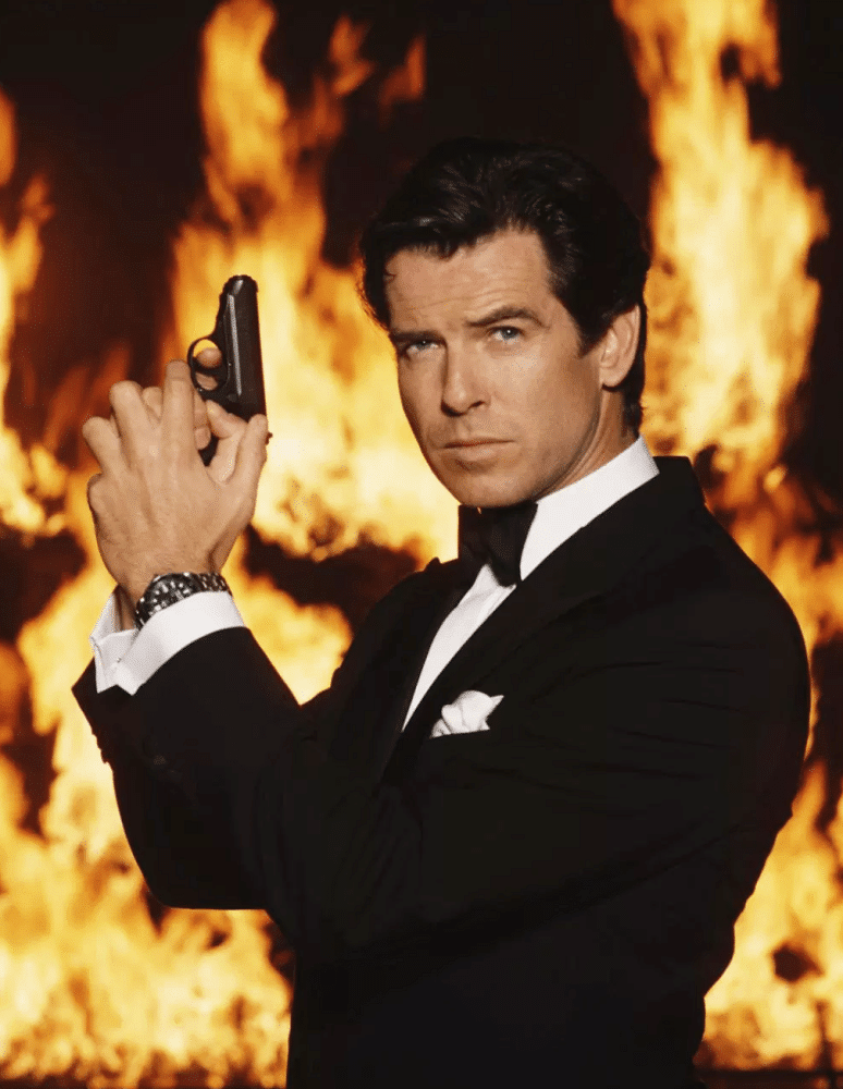 最帅007约会中,胡子花白突显成熟魅力,对180斤妻子仍宠