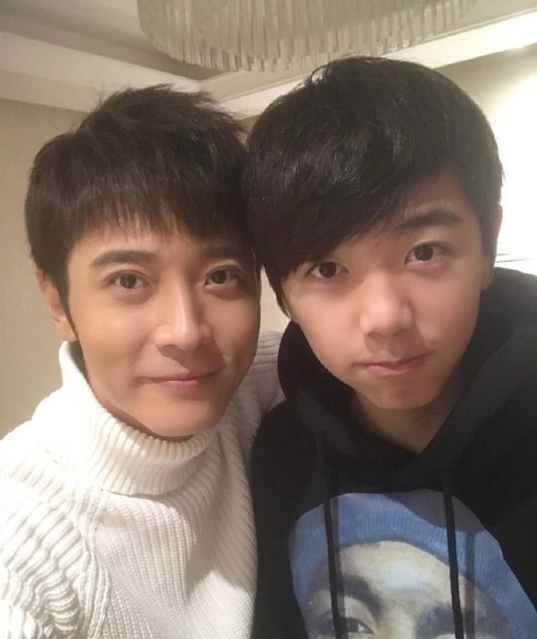 张镐濂晒照庆祝满19岁,继父张丹峰罕见缺席生