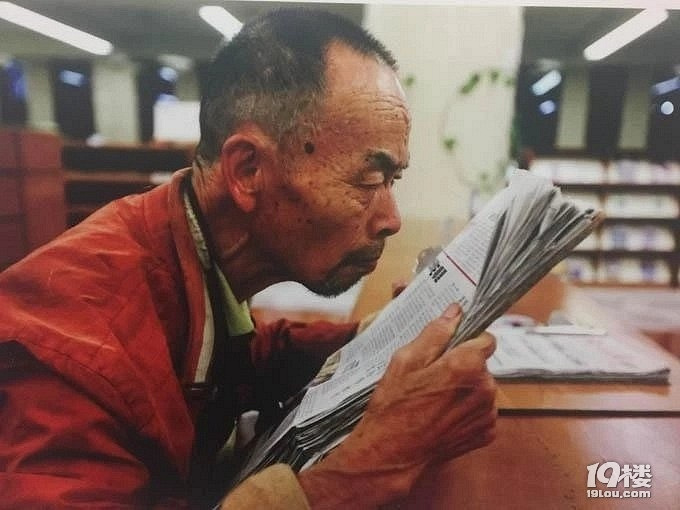 杭州图书馆很有人性化,不把睡觉的人赶出去.