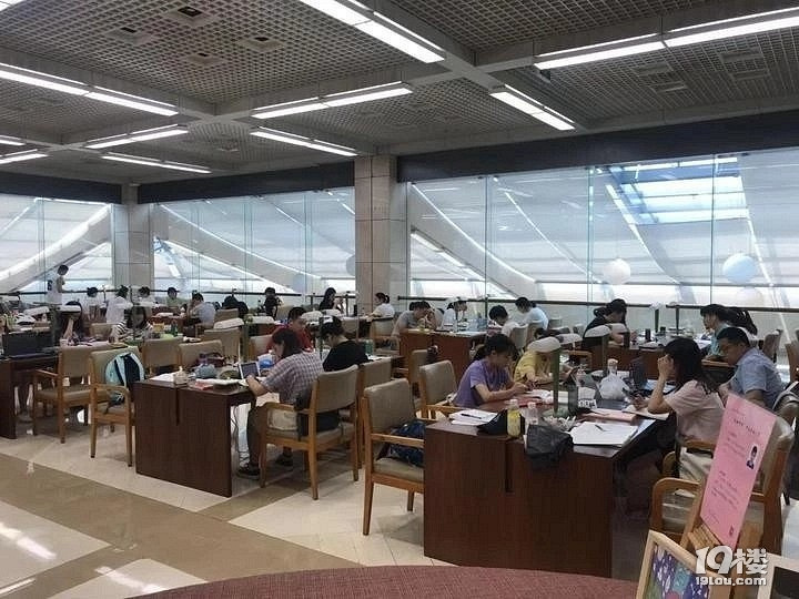 杭州图书馆很有人性化,不把睡觉的人赶出去.