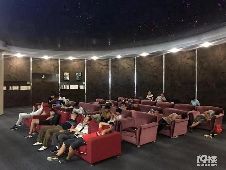 杭州图书馆很有人性化,不把睡觉的人赶出去.