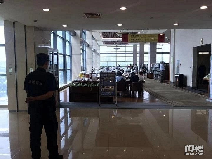 杭州图书馆很有人性化,不把睡觉的人赶出去.