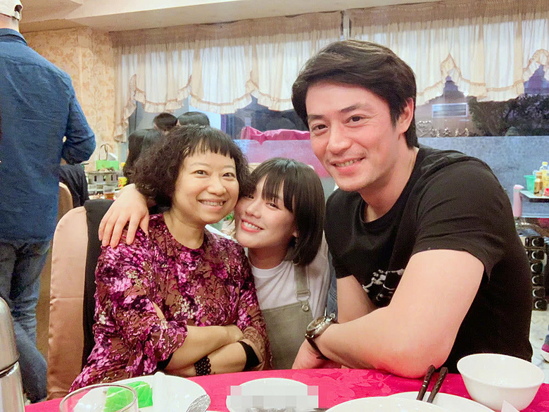 传林心如怀二胎巧遮孕肚?她晒照婉转回应 疑似