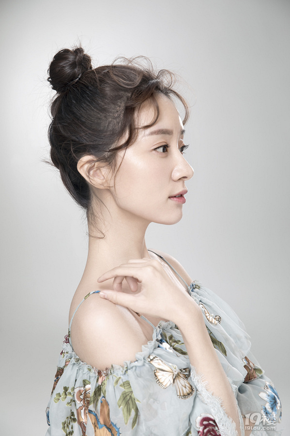 杨玥清新写真曝光 蝴蝶裙露香肩笑靥迷人