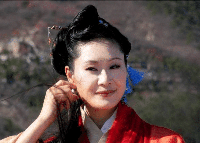 曾是中国最美女歌手,34岁离婚享正师级待遇,最终为爱嫁给丑