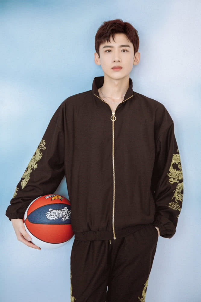 邓伦在《我要打篮球》连进两个三分球,可以和