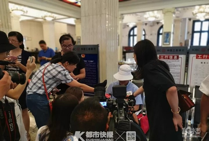 人民币上新,今天一早不少杭州人排队领新钱!大妈拿到手喜滋滋
