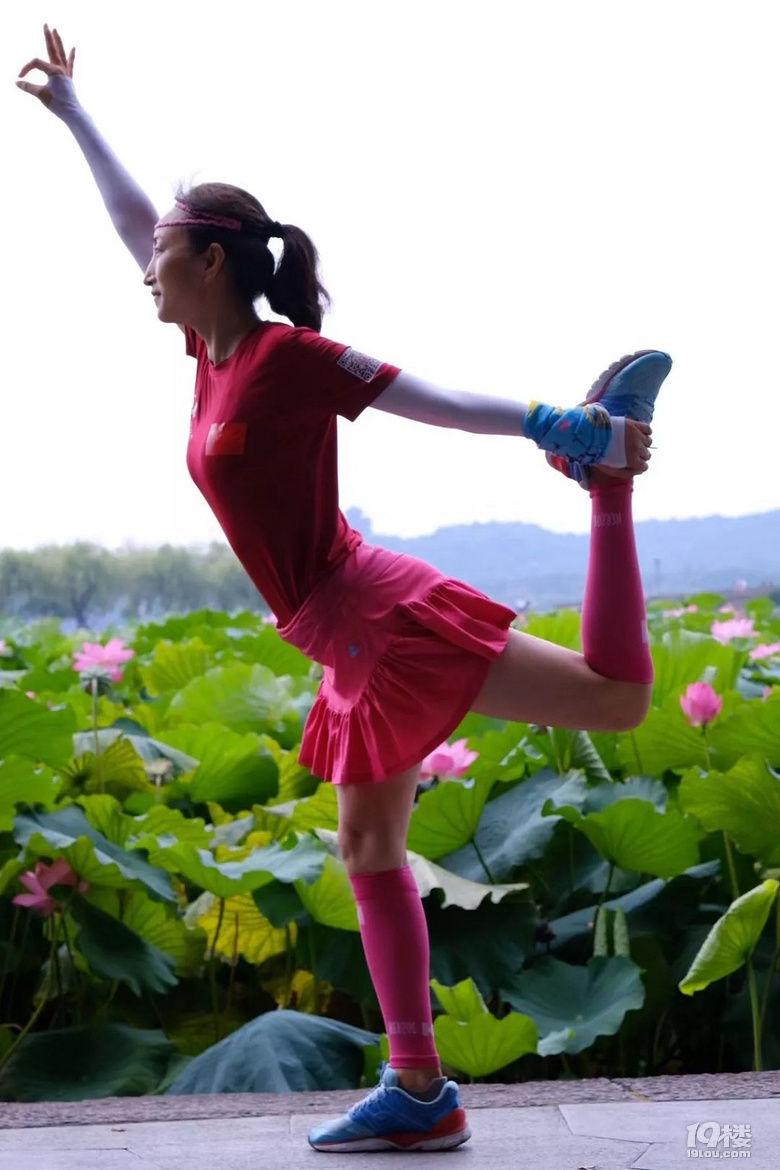 杭州这个女跑者太棒了跑步一年多就拿到了戈壁挑战赛冠军