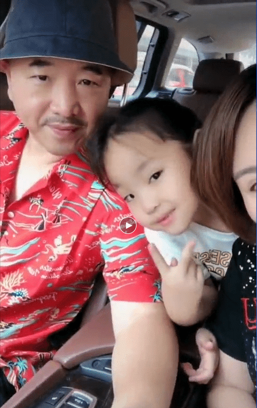 "刘能"王小利的三个孩子颜值都很高,三胎女儿十分漂亮可