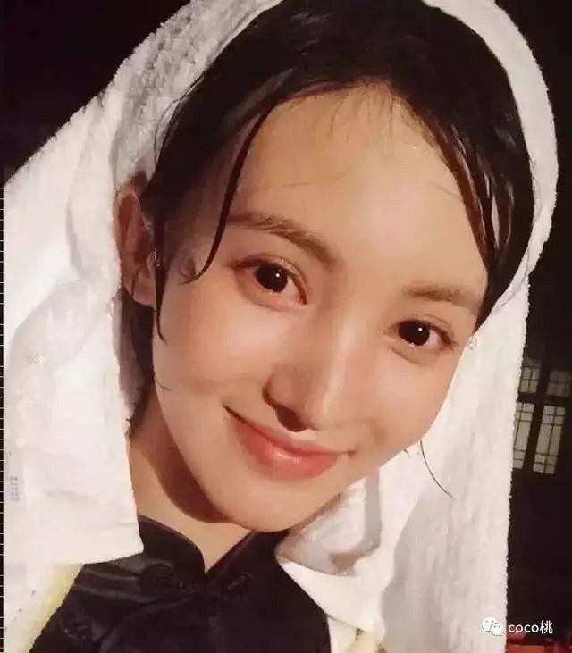 邓伦前女友曝光恋情,大街上接吻,用嘴甜蜜喂水,太辣眼了吧!