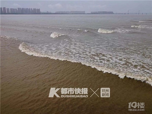 比去年大!八月十八钱塘江大潮,凑到中秋节小长假!潮水表收好