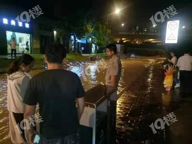 下了个暴雨，附近小区都水漫金山