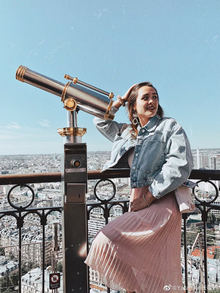 钟丽缇大女儿与男友甜蜜出游 两位妹妹变身电