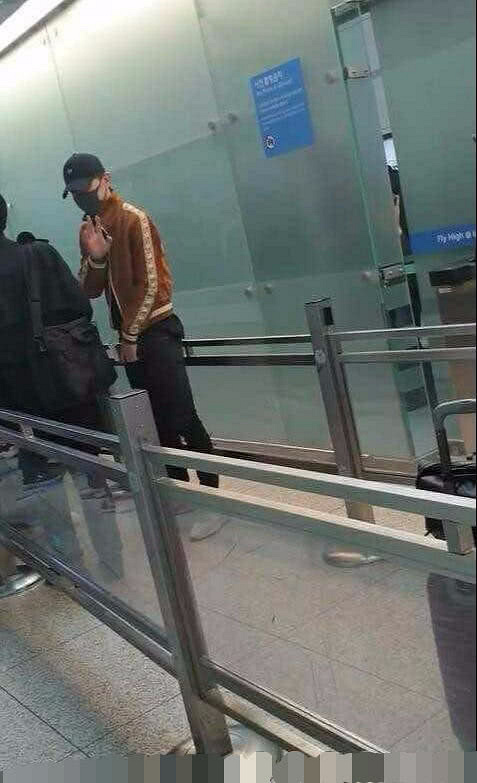 粉丝整理的邓伦暖心时刻,遇到粉丝自然鞠躬感谢,真的好温