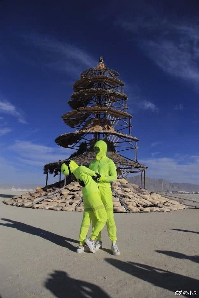 小S发文为母亲庆生,晒与姐姐、丈夫贴脸合影,