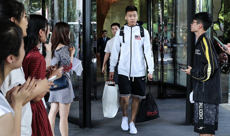 左臂写有"usa"字样的白色外套——那是美国队的训练服!